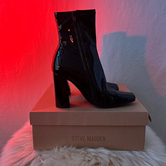 STEVE MADDEN Glossy Black Mini Boot - Picture 2 of 10